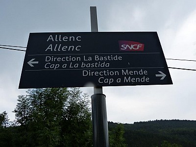 Gare d_Allenc et ancien panneau vers la Prade